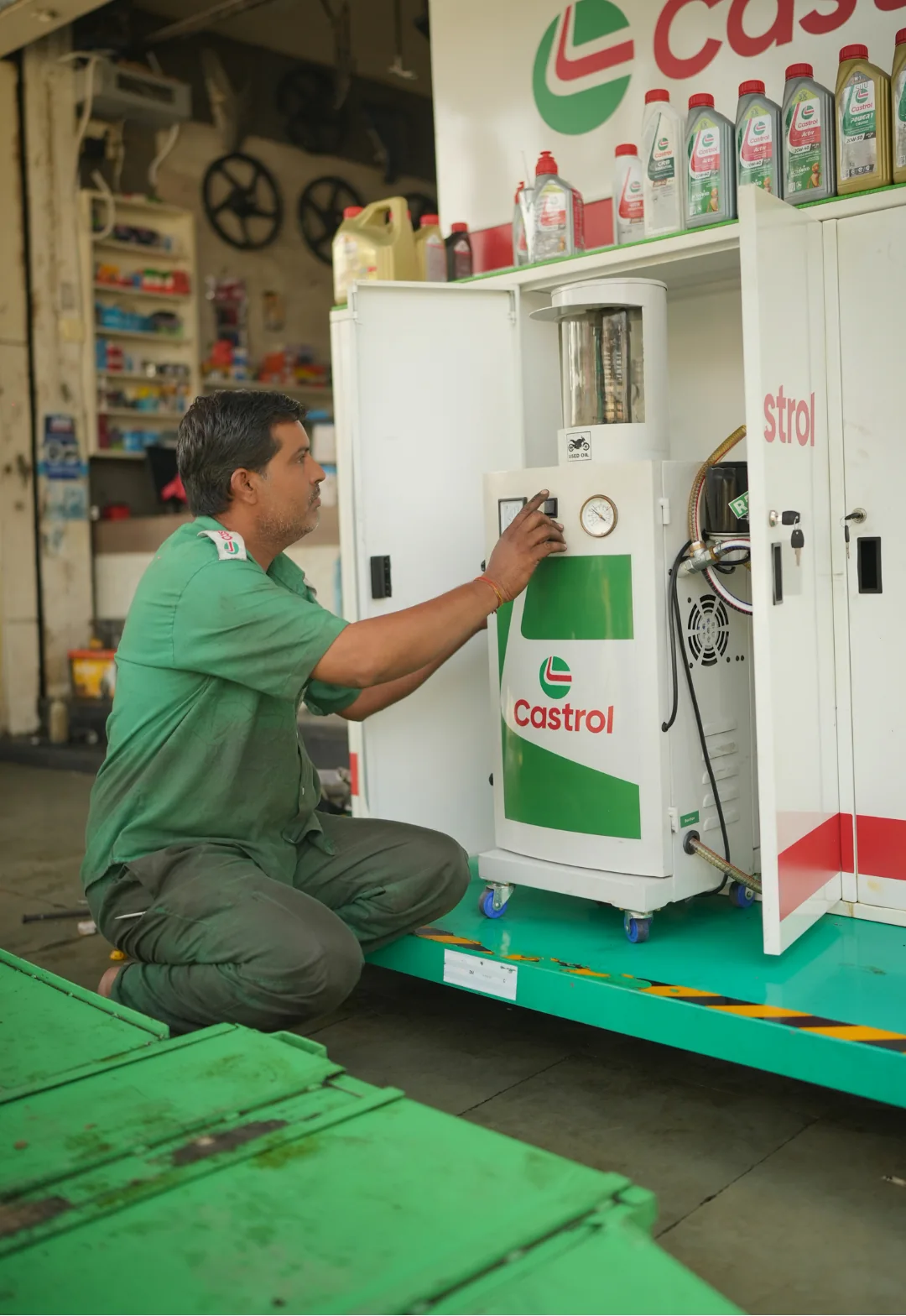 Castrol Express technician using a Rock Engines oil changer