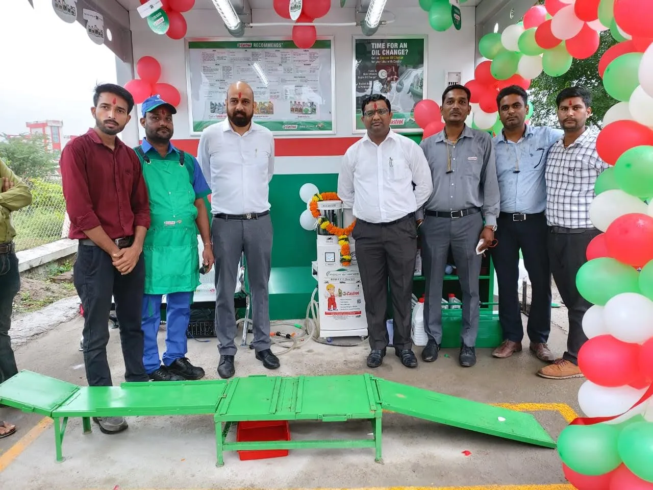Opening of a Castrol Express kiosk