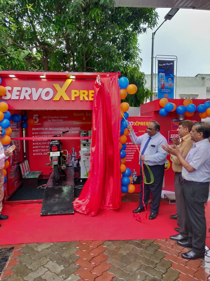 Mr. V. Satish Kumar, Director (Marketing), IndianOil, inaugurating a SERVO Xpress bay